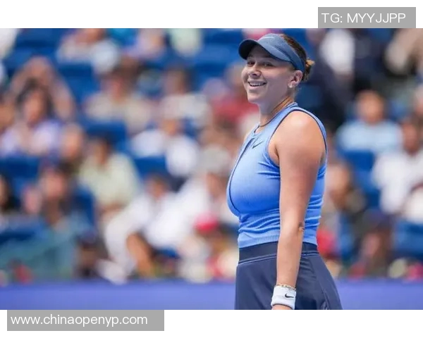 足球场上的女将风采 长发球星展现力量与优雅